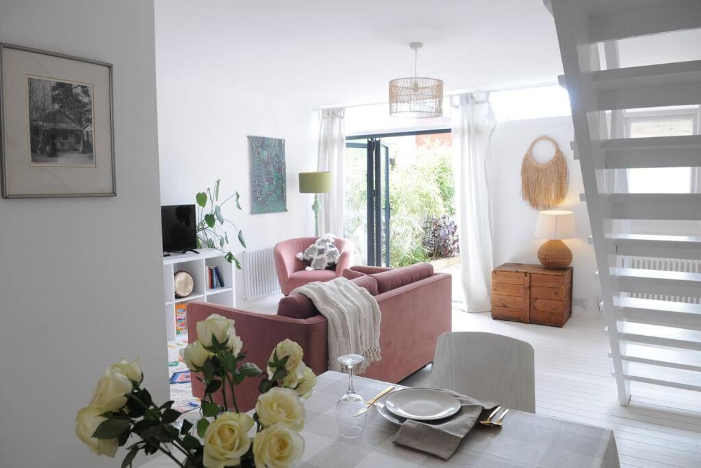 Light Filled Mid- Century 3 Bed Cottage In Dulwich 런던 외부 사진