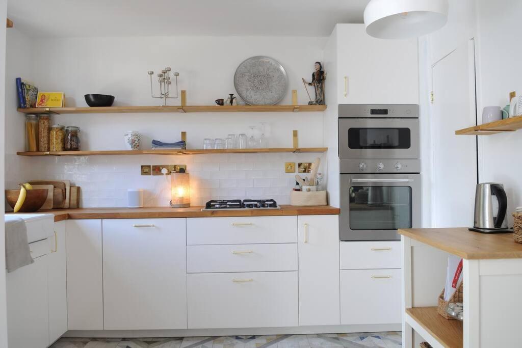Light Filled Mid- Century 3 Bed Cottage In Dulwich 런던 외부 사진