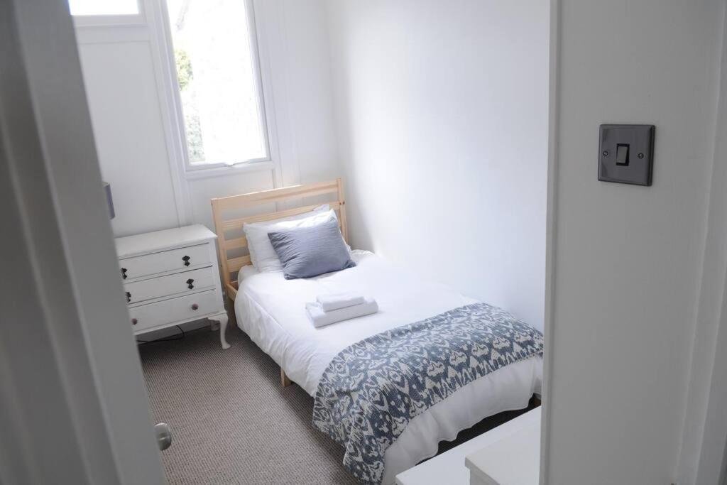 Light Filled Mid- Century 3 Bed Cottage In Dulwich 런던 외부 사진